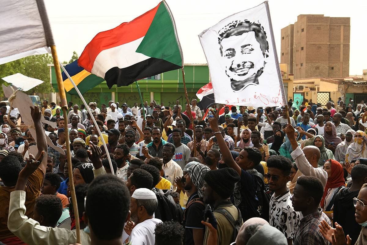 Hainbat sudandar, herrialdeko armadaren aurkako protestan, ekainaren 3an, Khartum hiriburuan. ELA YOKES / EFE