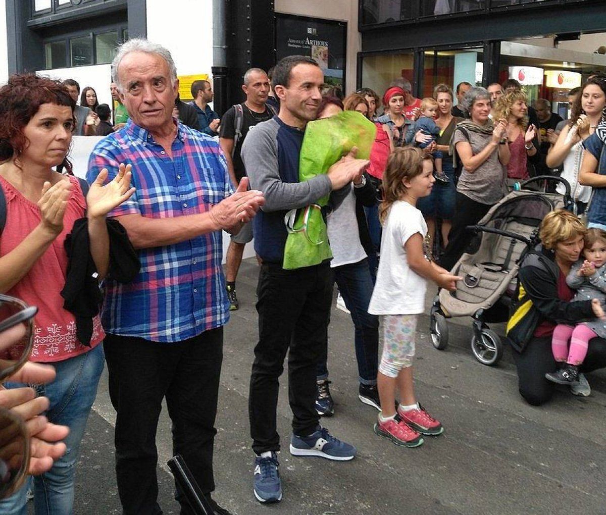 Baldintzapean aske utzi ostean Mikel Irastorzari -erdian, loreekin- Baionako tren geltokian egindako harrera, 2017an. EUSKAL IRRATIAK