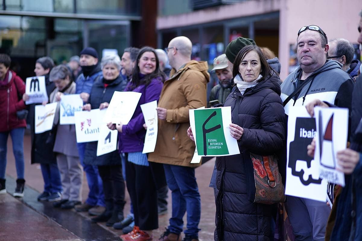 Durangoko Azokan sortzaile eta kulturgileek egindako ageraa. ARITZ LOIOLA/ FOU