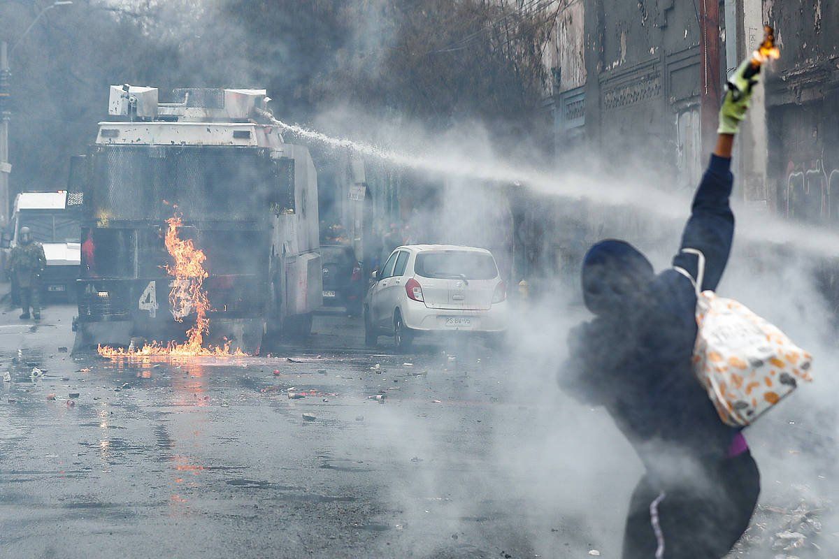Manifestari bat Txileko Poliziaren aurka, irailean, estatu kolpearen 49. urteurrenean, Santiagon. ALBERTO VALDES / EFE