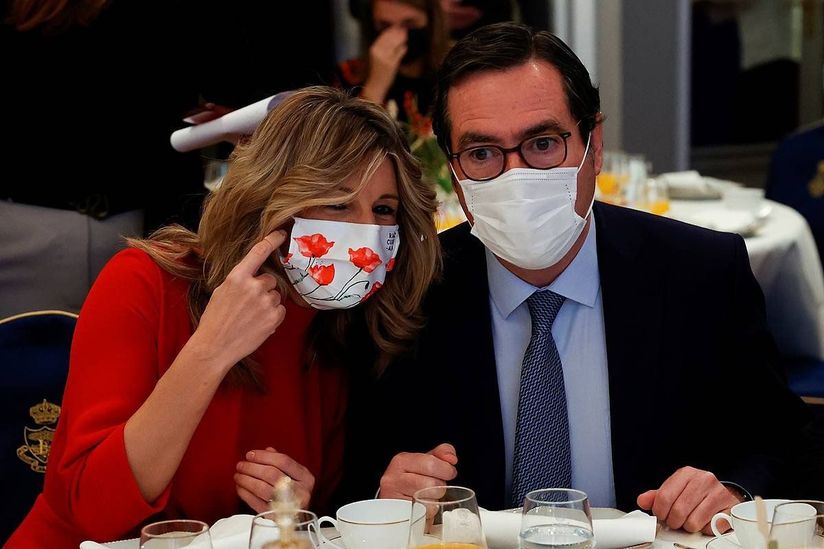 Yolanda Diaz Lan ministroa eta Antonio Garamendi CEOEko presidentea. J.J. GUILLEN / EFE