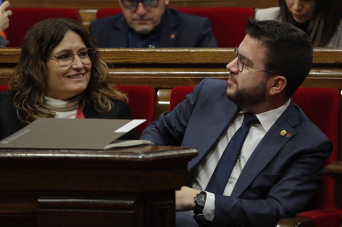 Aragones, eta Laura Vilagra Presidentetza kontseilaria, gaur, Kataluniako Parlamentuan. EFE