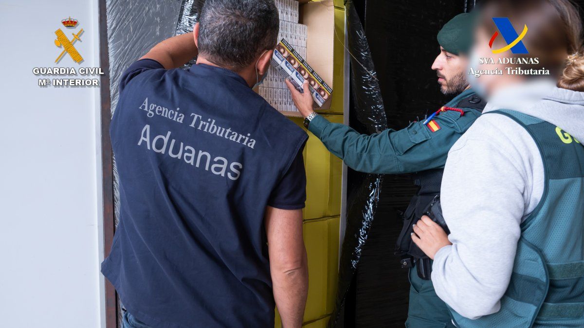 Guardia Zibilak eta Espainiako Zerga Administrazioko Estatu Agentziako kideak Aldatzen (Nafarroa), zigarro paketeekin. GUARDIA ZIBILA