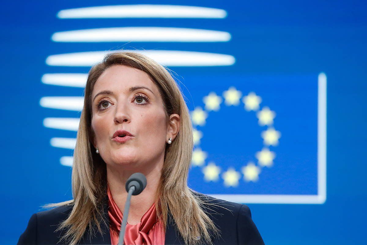 Europako Parlamentuko presidente Roberta Metsola, gaur, prentsaren aurrean, Bruselan. STEPHANIE LECOCQ / EFE