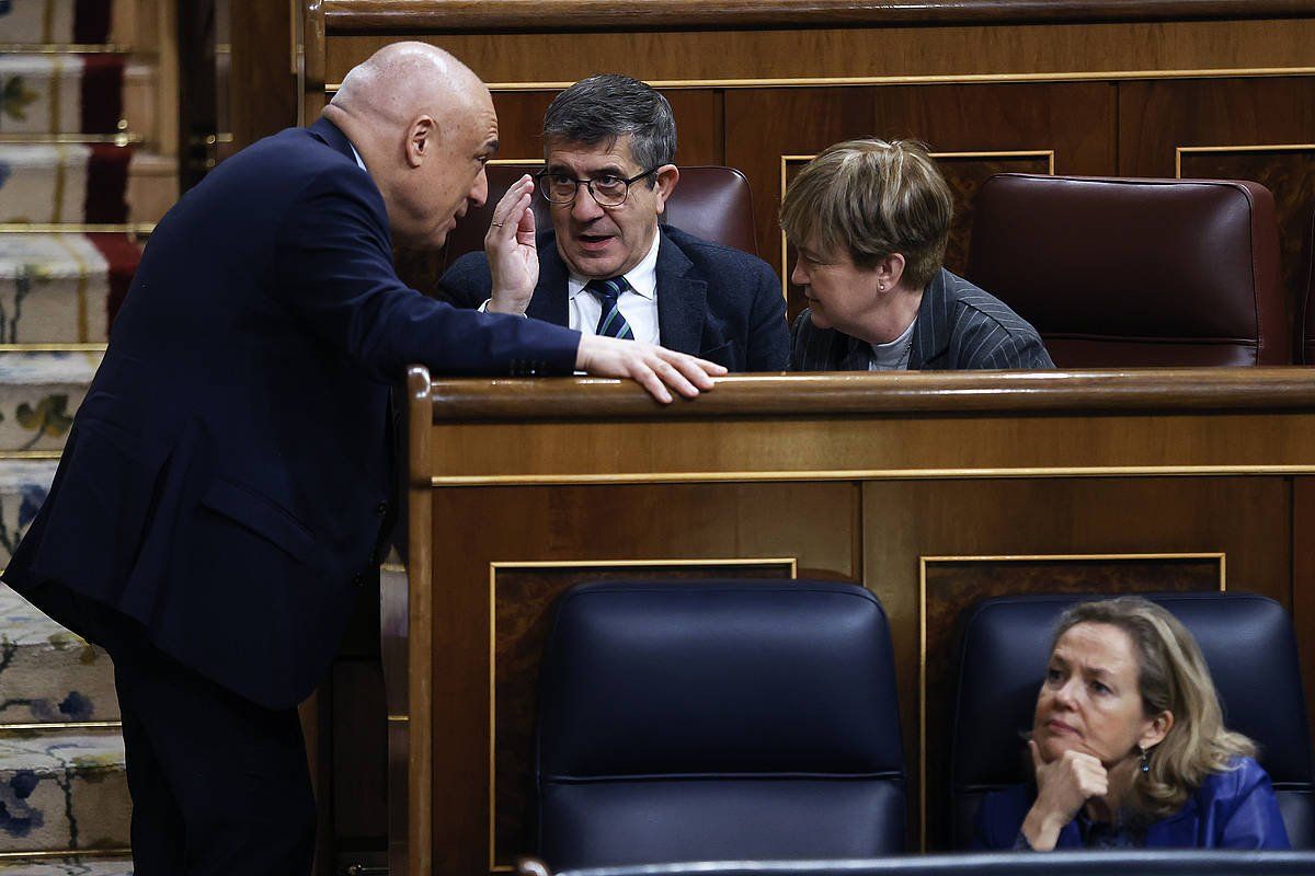 PSOEko diputatu batzuk hizketan, gaur, Espainiako Diputatuen Kongresuan. JUAN CARLOS HIDLGO / EFE