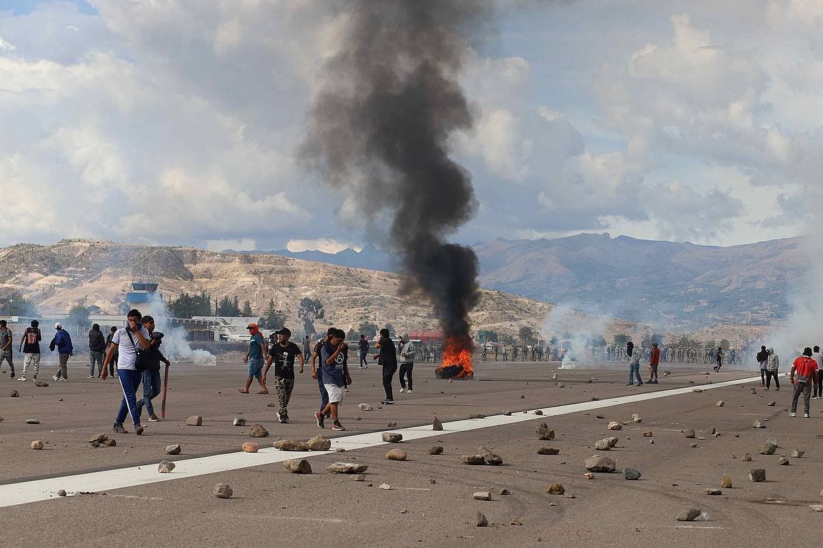 Hainbat manifestari Ayacuchoko aireportuan, Perun. MIGUEL GUTIERREZ / EFE