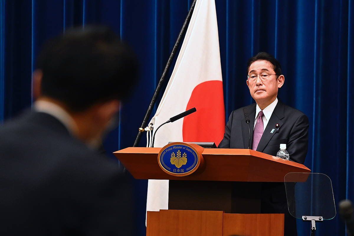 Fumio Kishida Japoniako lehen ministroa, gaur, plan militar berriaren berri ematen. DAVID MAREUIL / EFE