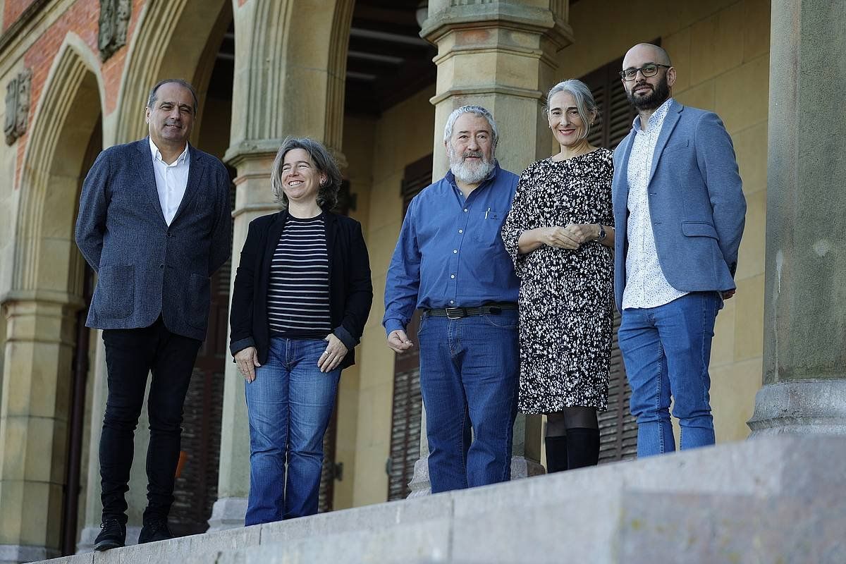 Foro Sozial Iraunkorreko kideak, gaur, Donostiako Miramar jauregian. MAIALEN ANDRES / FOKU