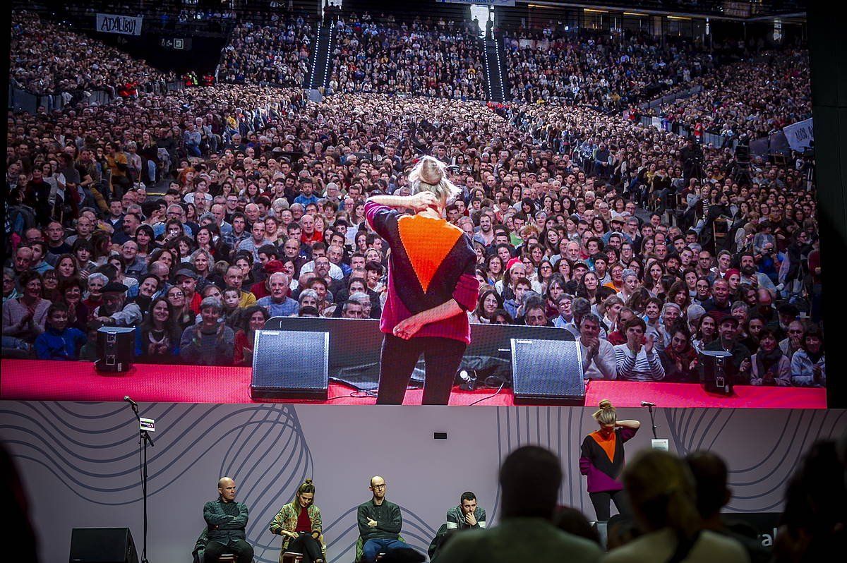 Alaia Martin bakarkakoan, Nafarroa Arena bete duten 13.000 zaleen aurrean. JAIZKI FONTANEDA / FOKU