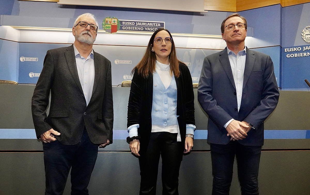 Begoña Pedrosa sailburuordea, erdian, gaurko agerraldian. MONIKA DEL VALLE/ FOKU