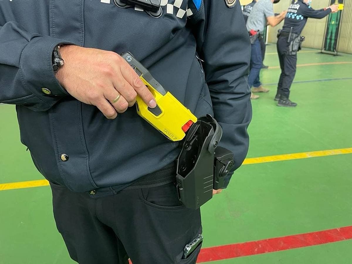 Polizia bat, taser pistola batekin. BORJA MENDEZ / EFE