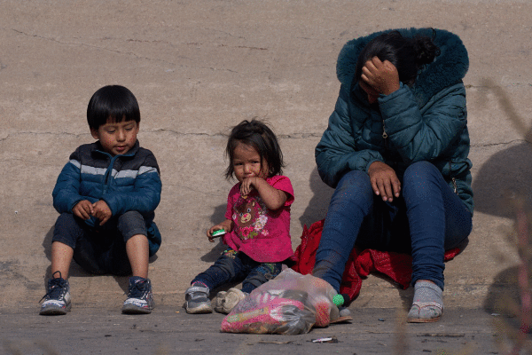 Hiru immigrante, herenegun, Ciudad Juarezen (Mexiko), Rio Grandek ezartzen duen mugaren ondoan. EFE