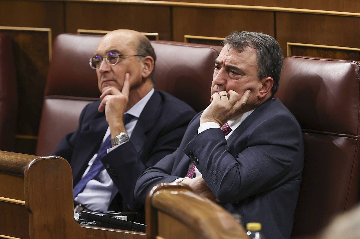Mikel Legarda eta Aitor Esteban, Espainiako Kongresuan. KIKO HUESCA / EFE