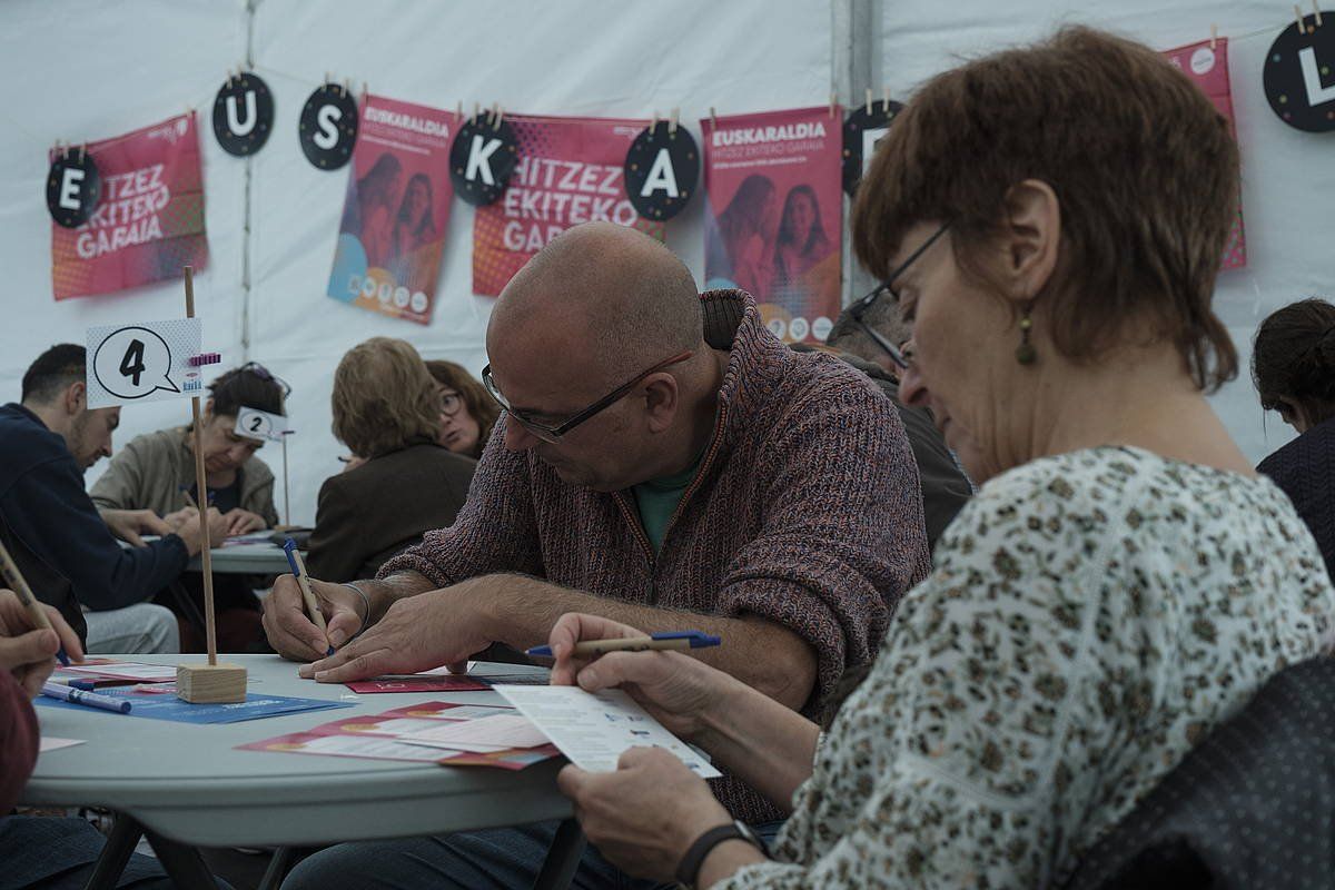 Mintzodromo bat Donostian, azaroaren 17an, Euskaraldia hasi zen egunaren bezperan. JON URBE / FOKU