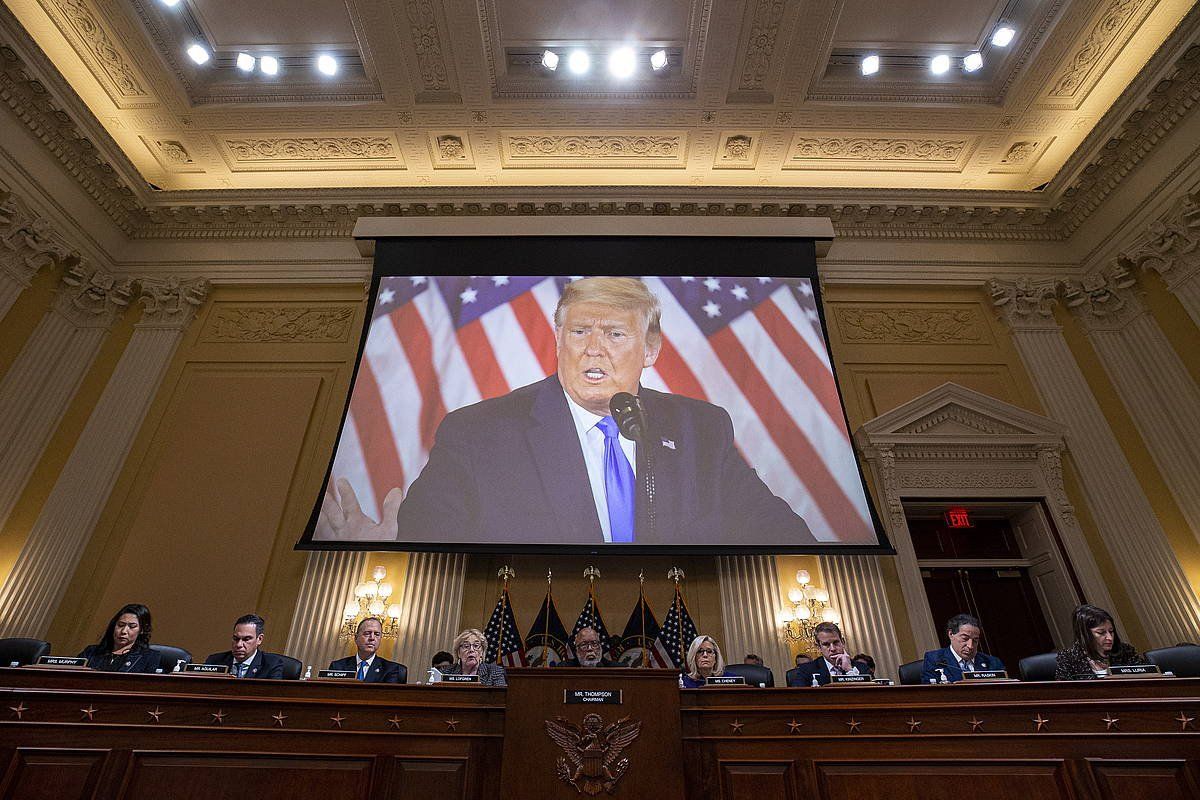 Donald Trump AEBetako presidente ohiaren irudia pantaila batean, urtarrilaren 6ko gertaerak ikertzeko Kongresuko batzordean. AL DRAGO, EFE