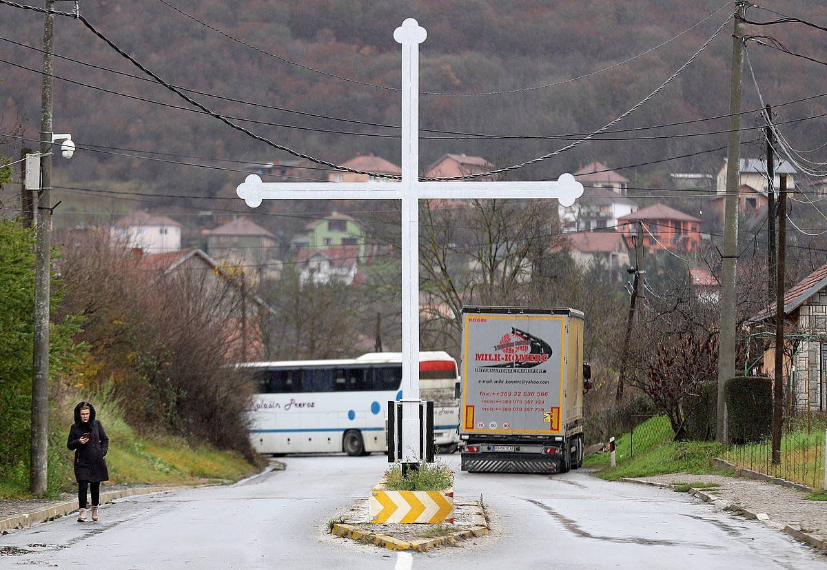 Rudare (Kosovo) kanpoaldeko errepide batean ezarri zuten zirkulazioa eteteko barrikadetako bat, hilaren 11n. EPA / EFE