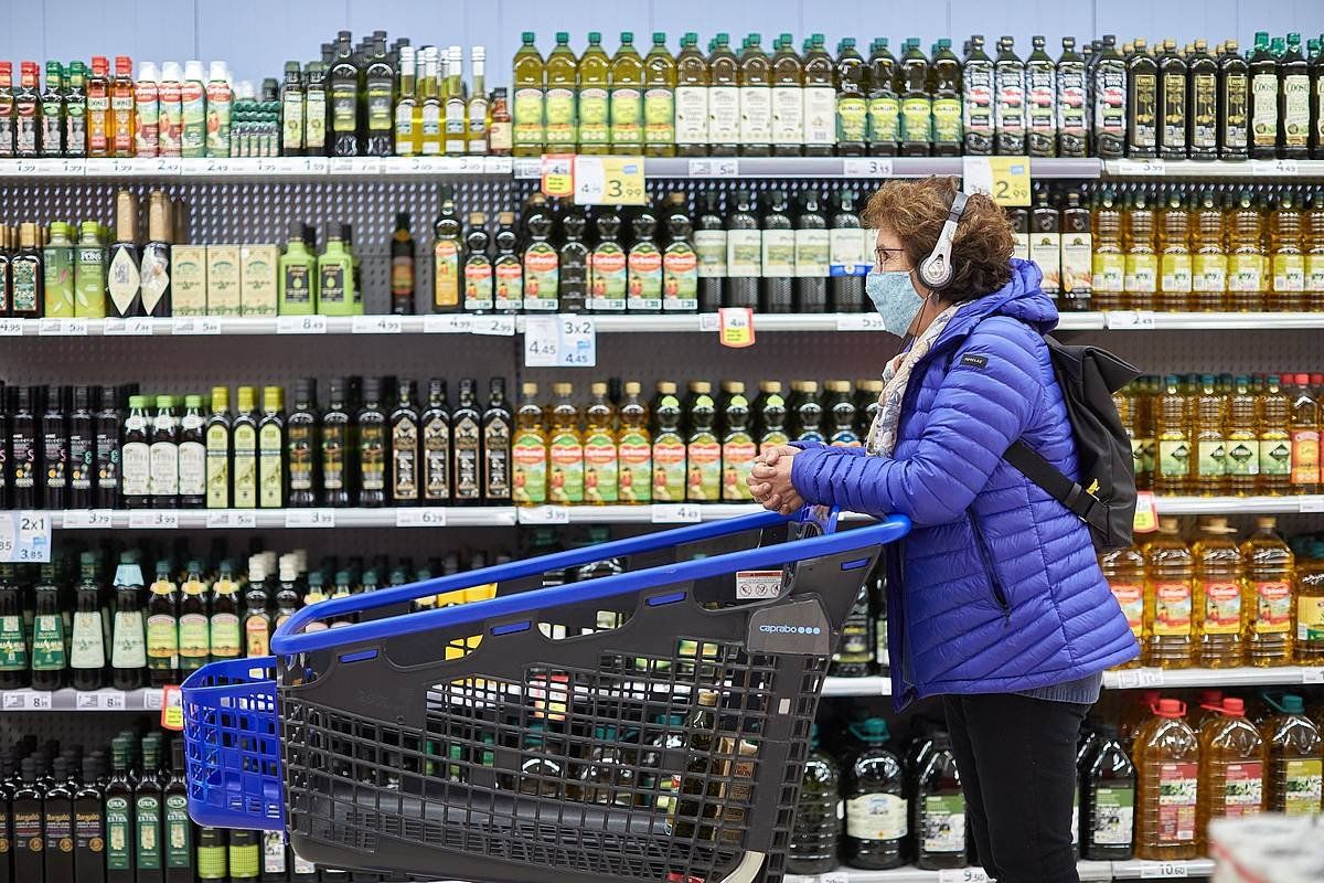 Emakume bat supermerkatu batean erosketa egiten. DAVID BORRAT (EFE)