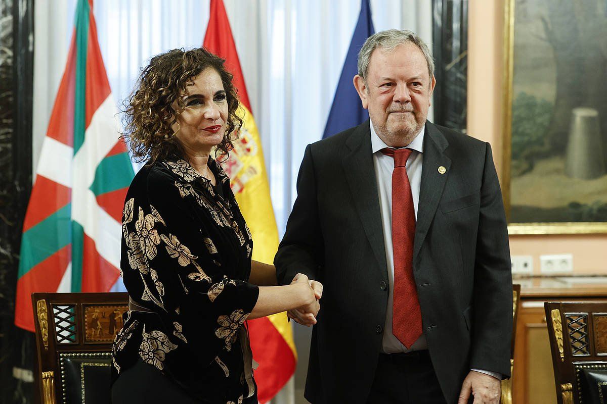 Maria Jesus Montero Espainiako Ogasun ministroa eta Pedro Azpiazu Eusko Jaurlaritzako Ogasun sailburua. JAVIER LIZON / EFE