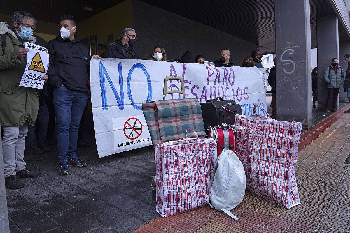 Berri-Otxoak taldearen protesta, Barakaldon izandako beste kaleratze batean. ARITZ LOIOLA / FOKU