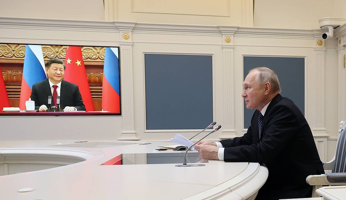 Vladimir Putin Errusiako presidentean, gaur, Kremlinen, Xi Jinping Txinako presidentearekin bideokonferentzian. MIKHAEL KLIMENTYEV, EFE