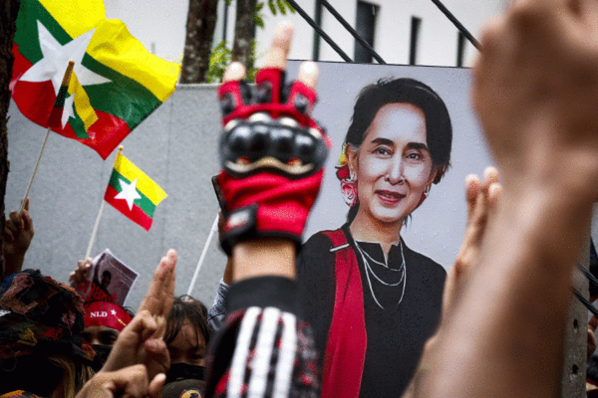 Aung San Suu Kyiren aldeko protesta, Bangkoken (Tailandia), iragan uztailean. DIEGO AZUBEL / EFE
