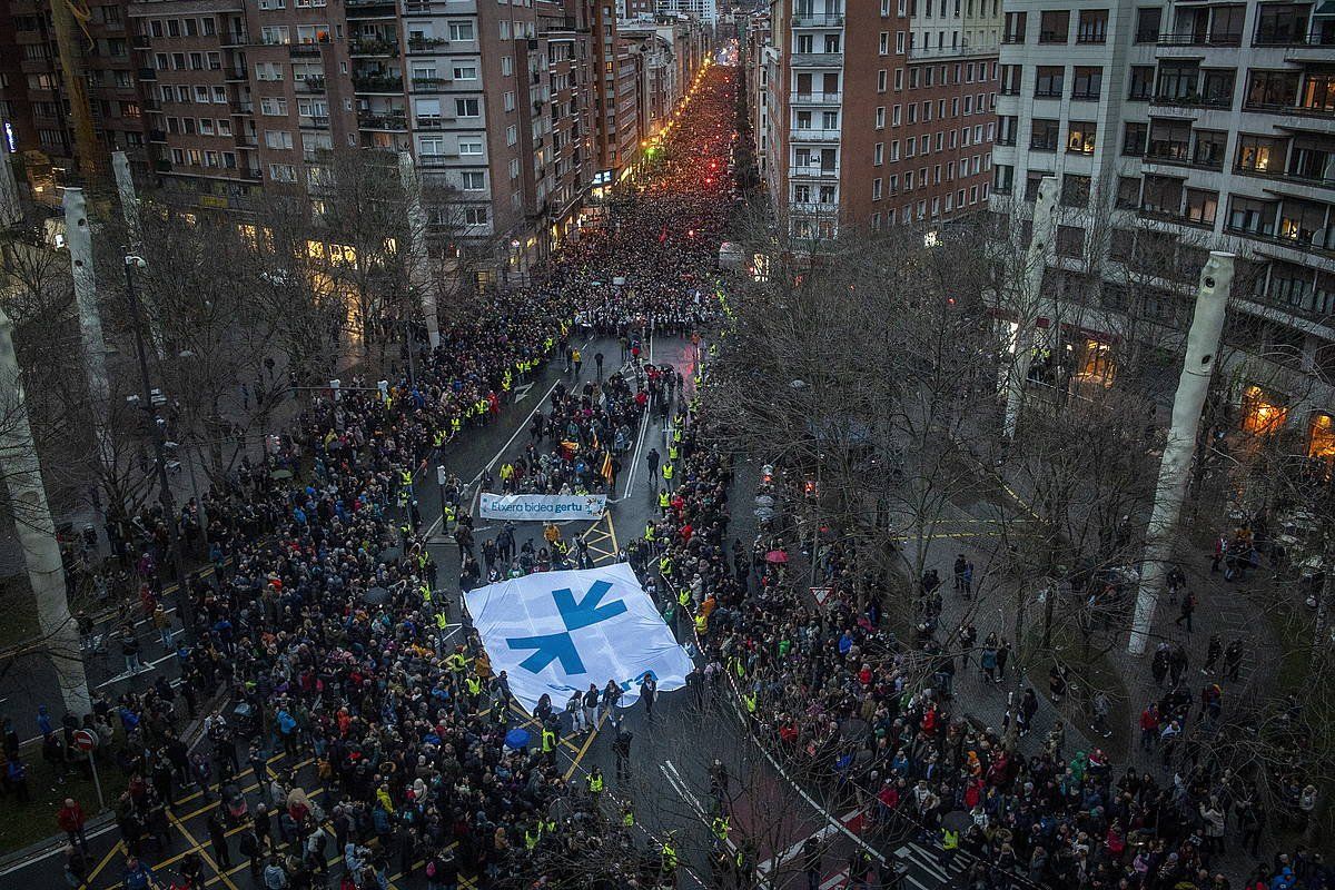 Autonomia kalea bete dute manifestariek, euria lagun. GORKA RUBIO, FOKU