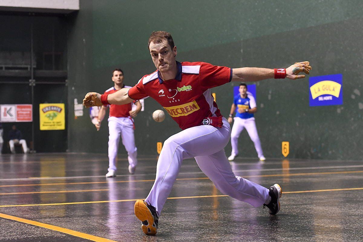 Unai Laso pilota bat eramaten, gaur, Donostiako Atano III.a pilotalekuan. GORKA RUBIO / FOKU