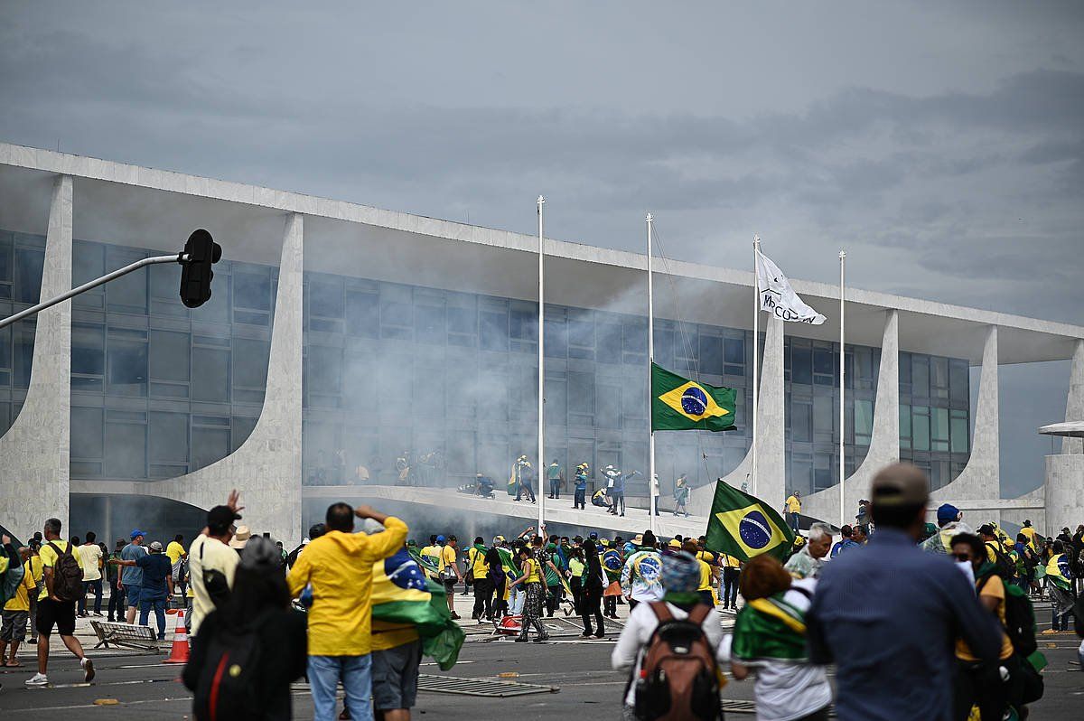 Bolsonaroren jarraitzaileak Brasilgo Kongresuaren parean, gaur. ANDRE BORGES / EFE