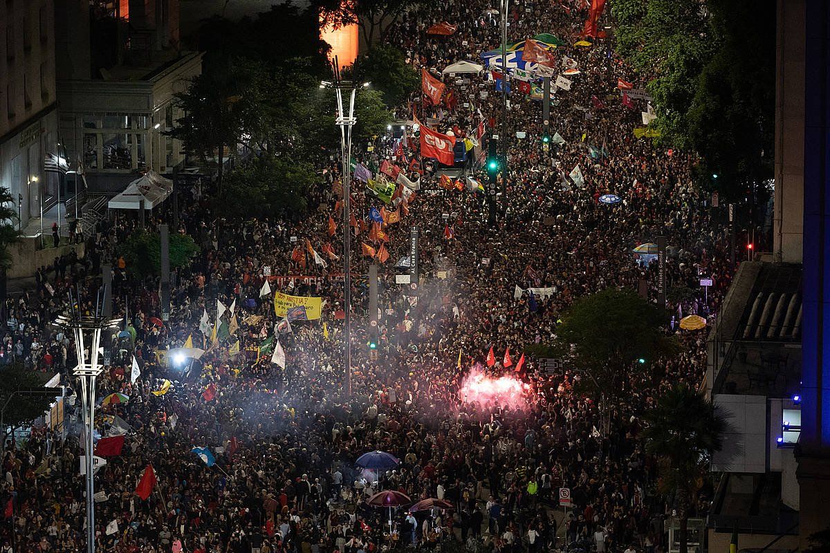 Milaka lagun, atzo, igandeko gertakaria gaitzesteko manifestazioan, Sao Paulon. ISAAC FONTANA / EFE