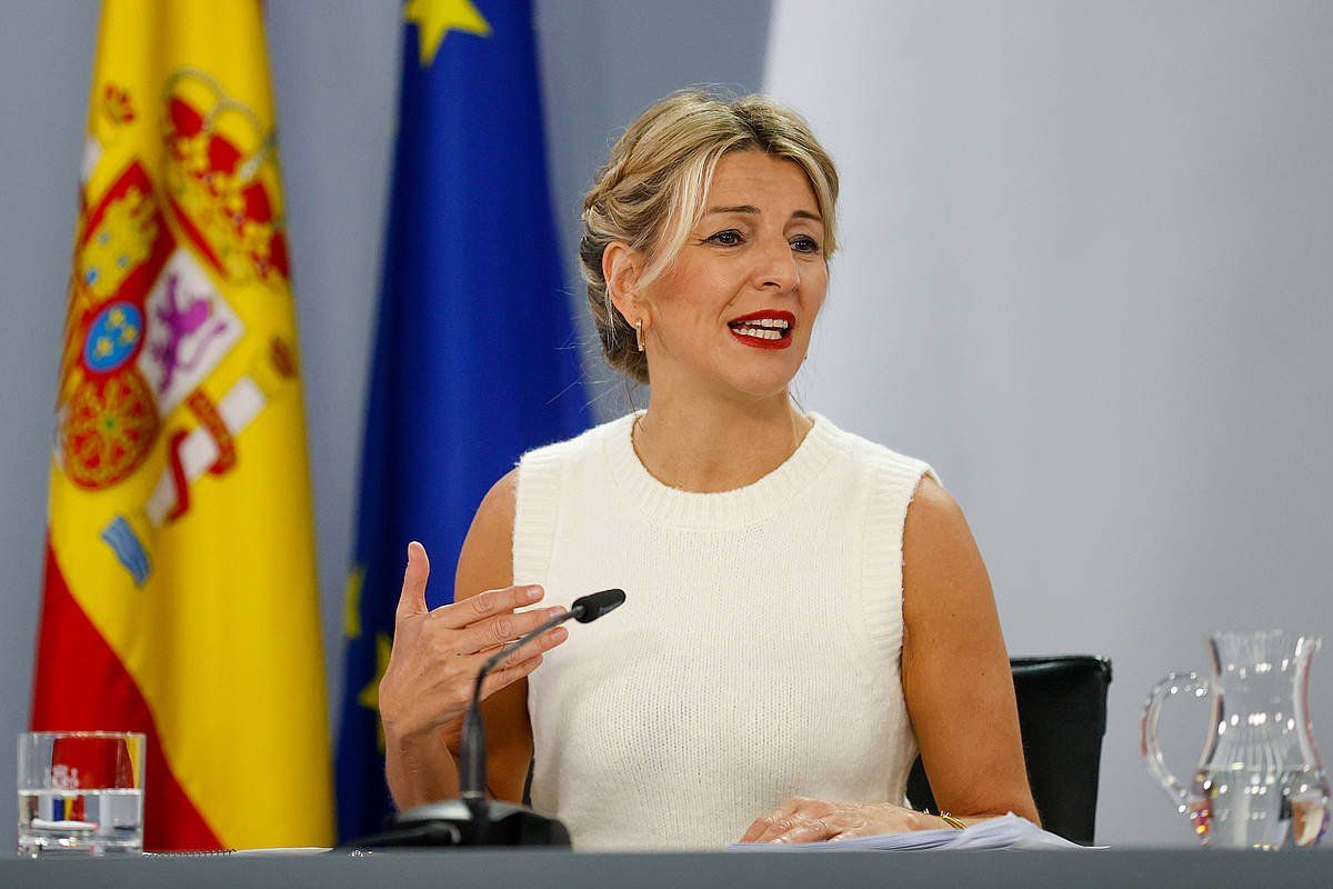 Yolanda Diaz Espainiako Lan ministroa, gaur, Ministroen Kontseiluaren osteko agerraldian, Madrilen. JAVIER LIZON / EFE