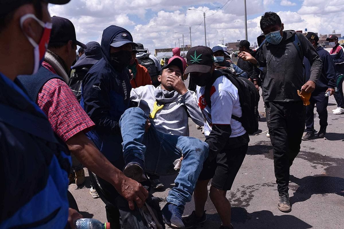 Manfestari bat, zaurituta, Poliziarekin izandako liskarretan, herenegu, Peru hegoaldeko Juliaca eskualdean. EFE