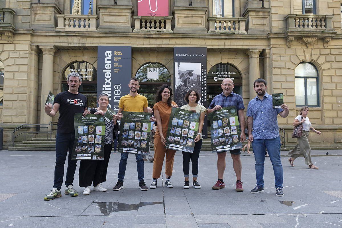 Zinuema proiektuaren aurkezpena, aurtengo urrian, Koldo Mitxelena kulturunearen kanpoaldean. JON URBE / FOKU