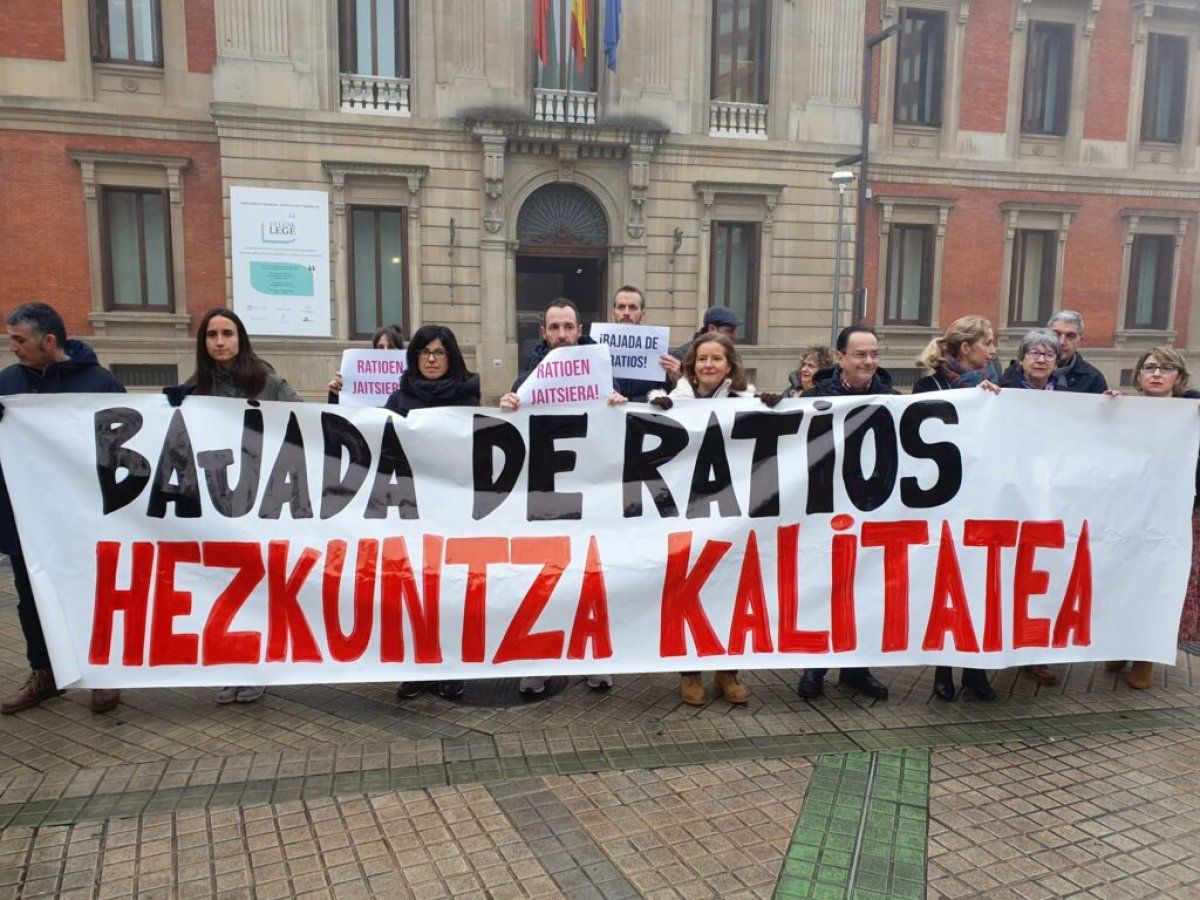 Sindikatuek gaur deitutako elkarretaratzea Nafarroako Parlamentuaren atarian. BERRIA