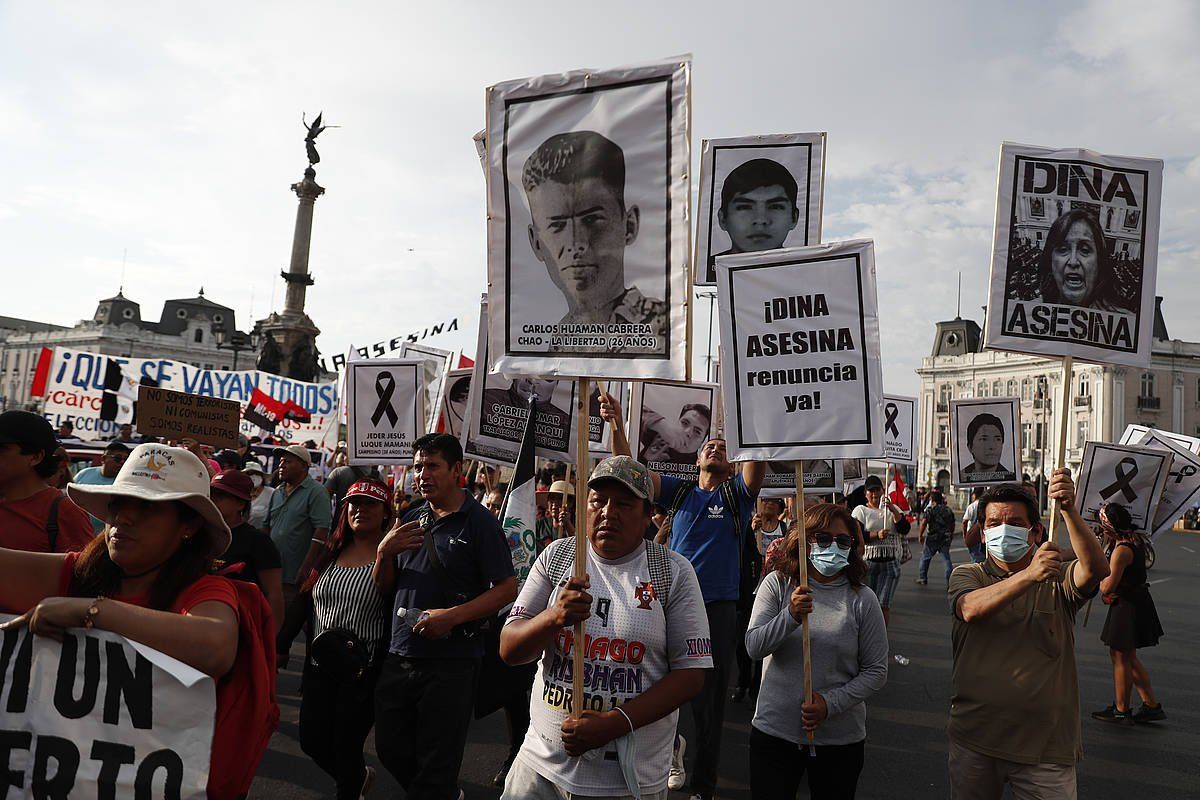 Dina Boluarte Peruko presidentearen aurkako protestak, Liman. PAOLO AGUILAR / EFE
