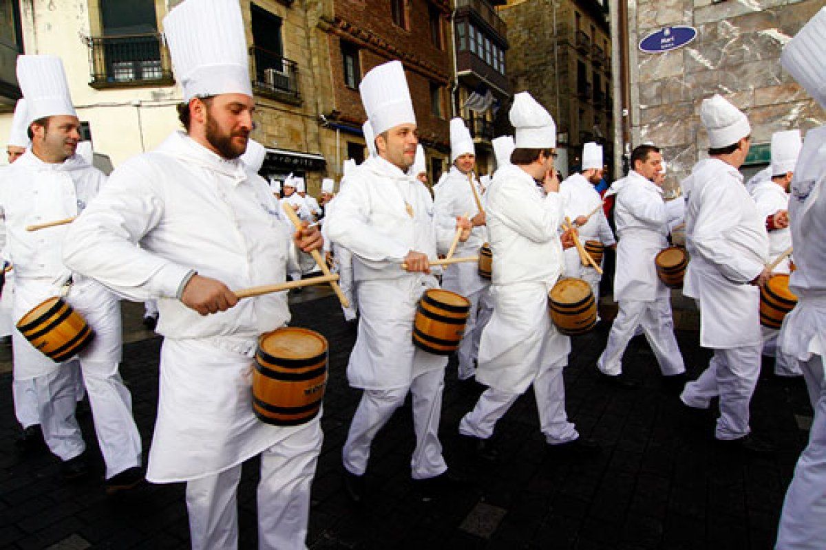 aizepe Aizepe danborrada erabat baztertzailea da, ez baitu emakume bakar batek ere parte hartzen. DONOSTIAKO FESTAK