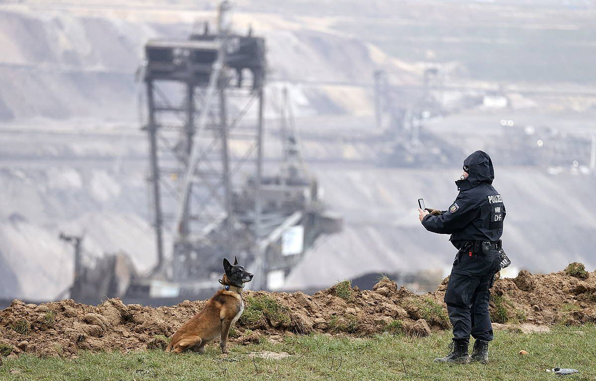 Polizia bat, gaur, Luetzeratheko meatzearen inguruan. RONALD WITTEK / EFE