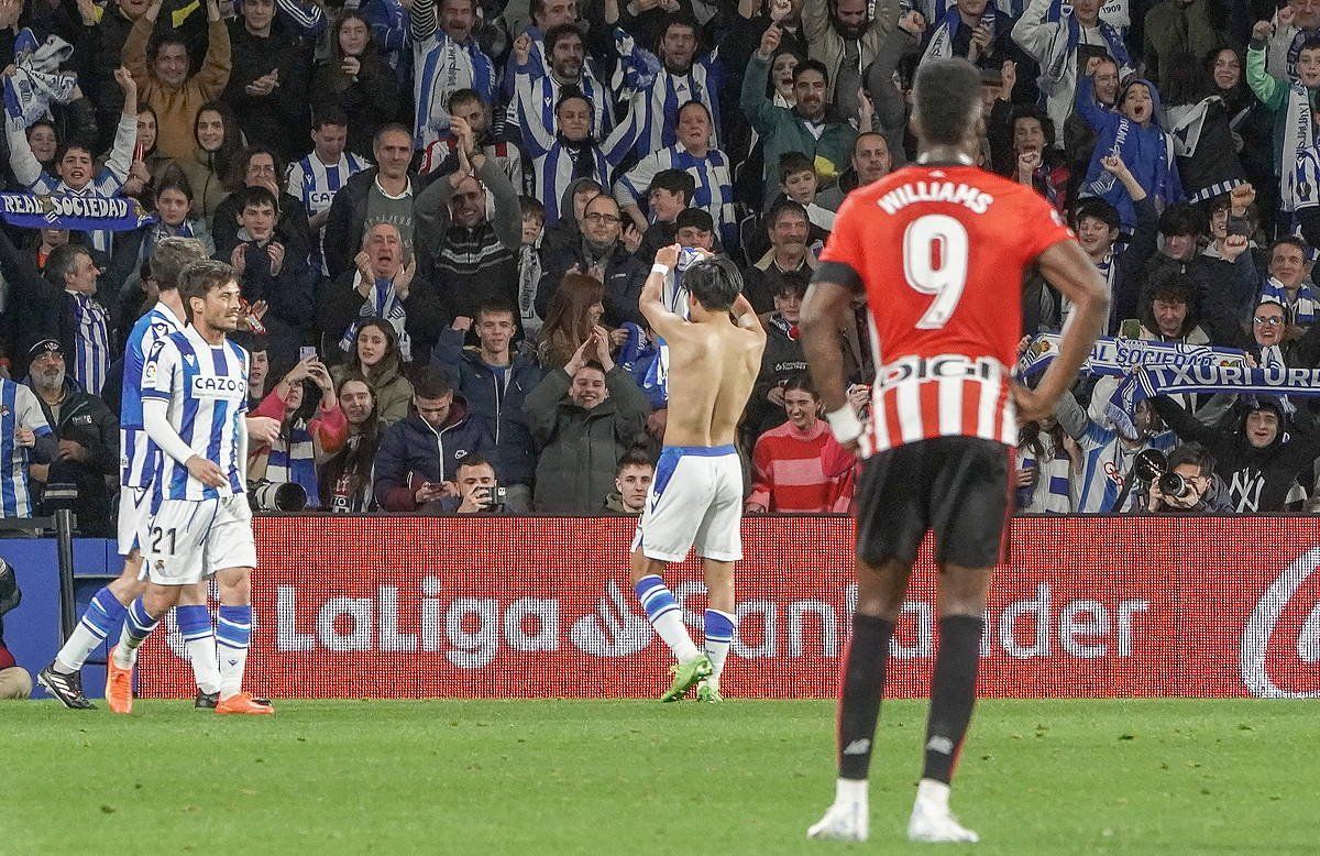 Take Kubo eta Realeko jokalariak, japoniarrak sartutako gola ospatzen, partidako bigarrena. Iñaki Williams ageri da burumakur. ANDONI CANELLADA / FOKU