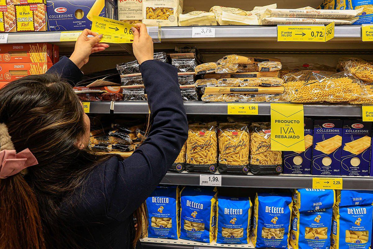 Supermerkatu bateko langilea apalak atontzen. ZIPI / EFE