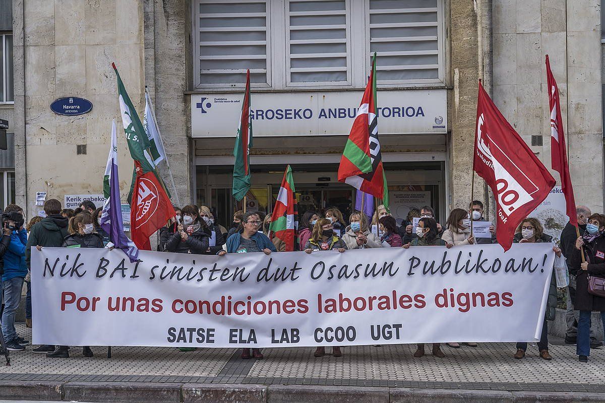 Sindikatuek lehen arretan deitutako protesta, iazko otsailean. ANDONI CANELLADA /FOKU Sindikatuek lehen arretan deitutako protesta, iazko otsailean. ANDONI CANELLADA /FOKU