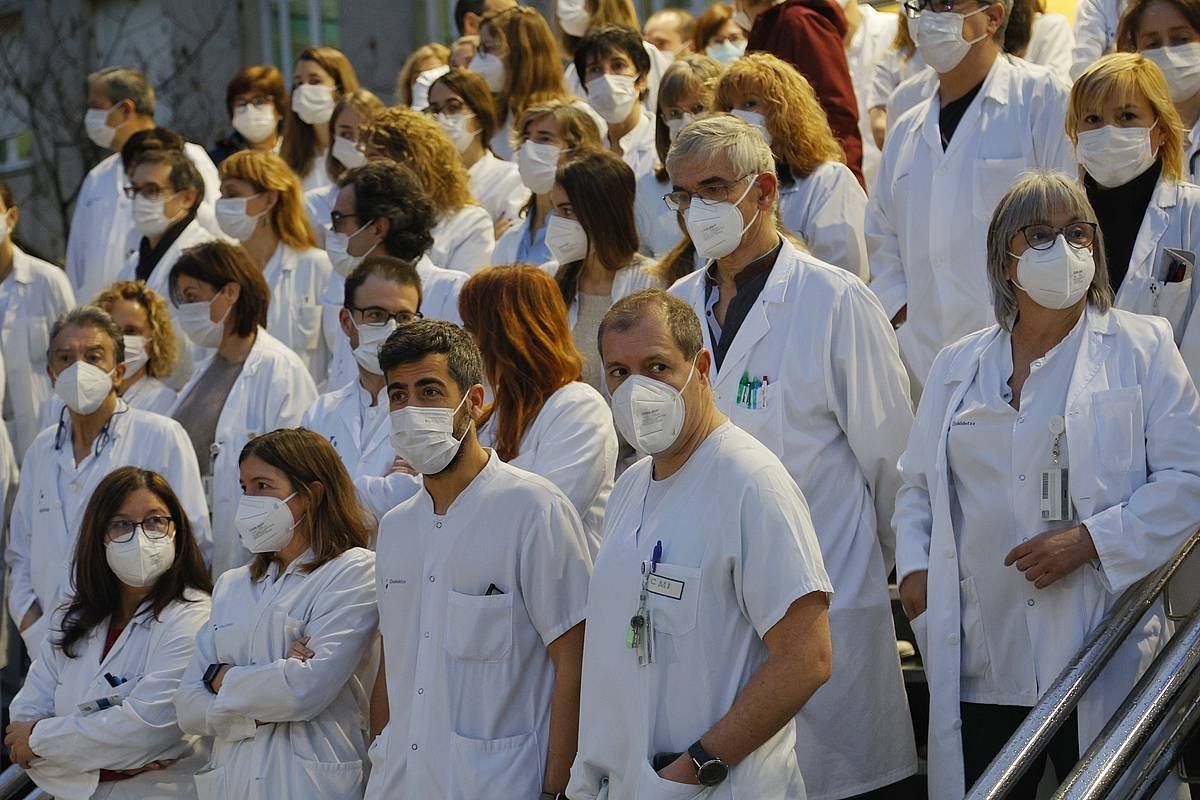 Medikuen protesta bat, Donostia Ospitaleko sarreran. MAIALEN ANDRES / FOKU