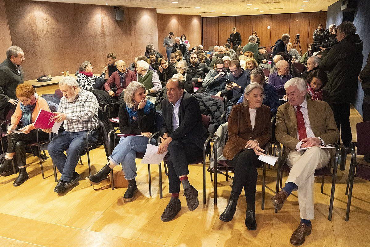 Foro Sozial Iraunkorrak egindako agerraldia, atzo goizean, Durangon. RAUL BOGAJO / FOKU