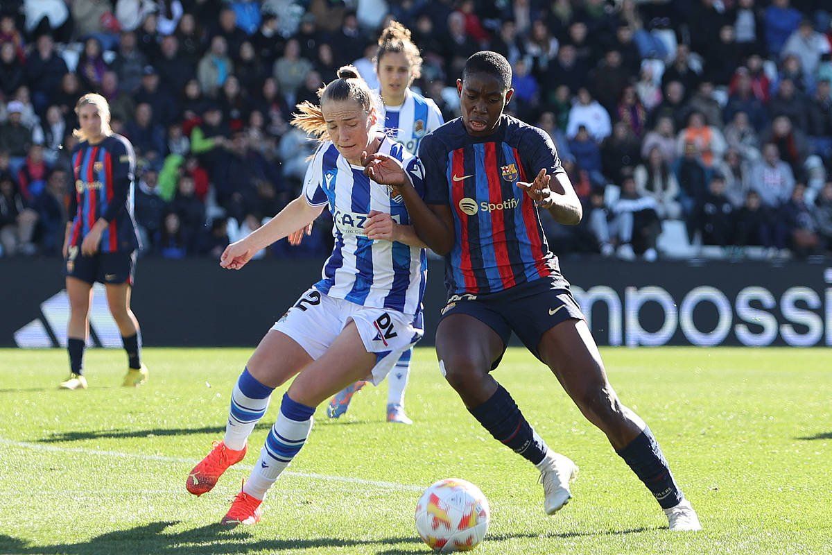 Le Guilly eta Oshoala baloi baten atzetik lehian, gaur, Meridan. JERO MORALESS / EFE