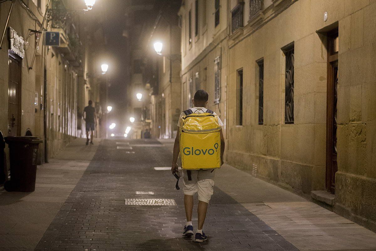 Glovo enpresako banatzaile bat, Donostiako Kanpandegi kalean, artxiboko irudi batean. GORKA RUBIO / FOKU.