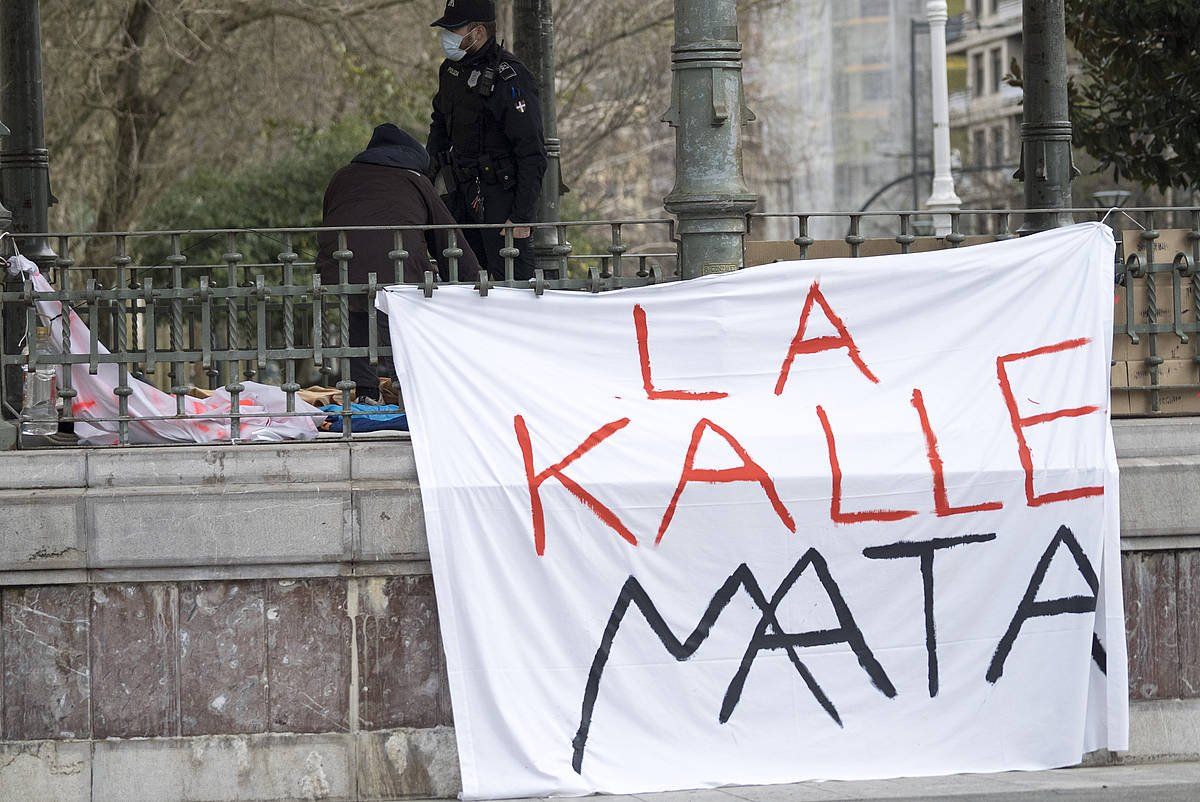 Etxegabeen egoera salatzeko pankarta bat, Donostian. GORKA RUBIO/ FOKU