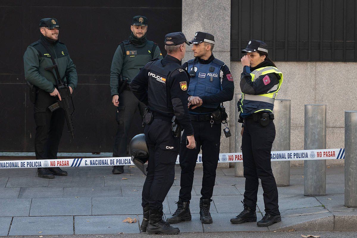 Espainiako poliziak eta guardia zibilak, iragan abenduaren 1ean, AEBen Madrilgo enbaxadan. FERNANDO VILLAR / EFE