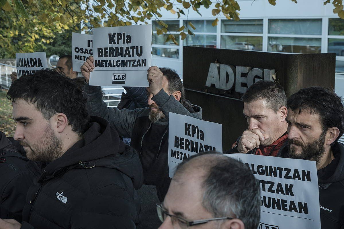 LABek  elkarretaratzea egin zuen azaroan, Adegiren egoitzaren atarian. JON URBE / FOKU