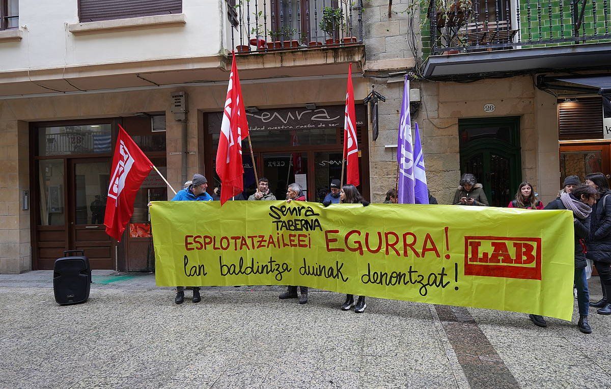 LABen elkarretaratzea Donostian, lan ikuskaritzak salatutako tabernaren aurrean. GOTZON ARANBURU (FOKU)