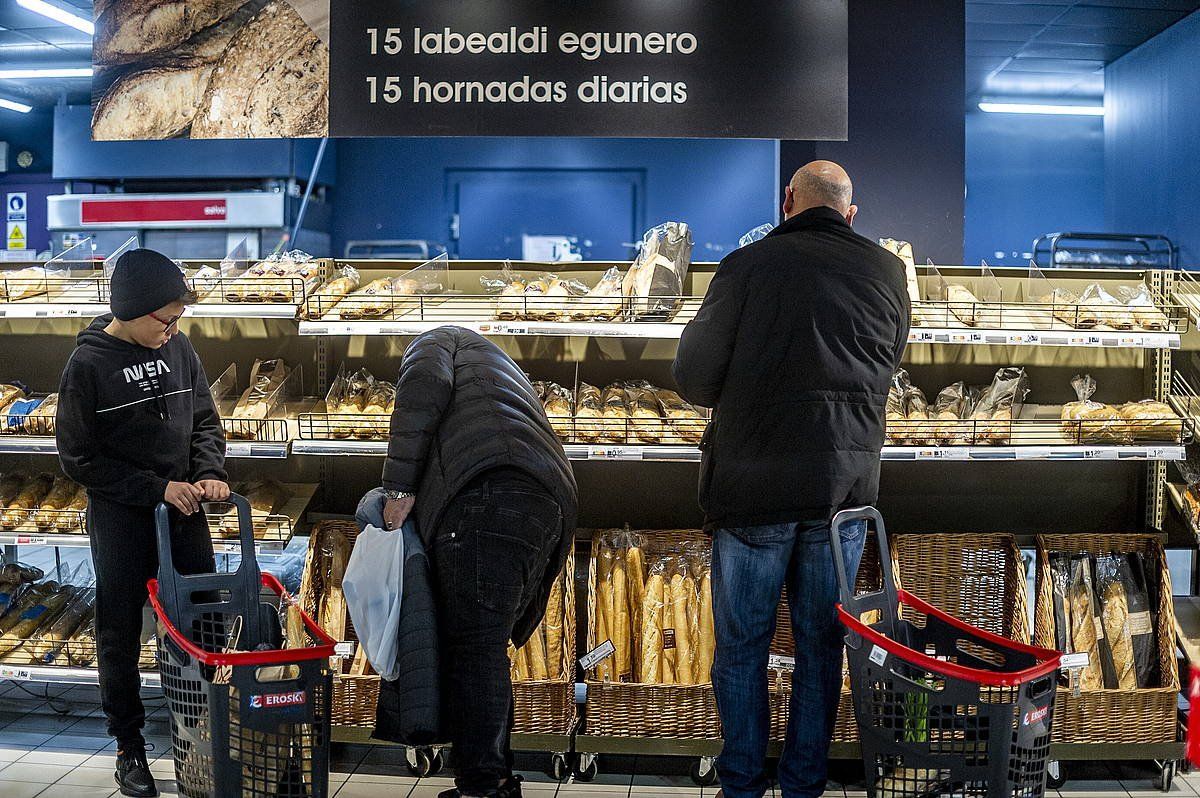 Gasteizko Eroski supermerkatuko irudi bat. JAIZKI FONTANEDA / FOKU