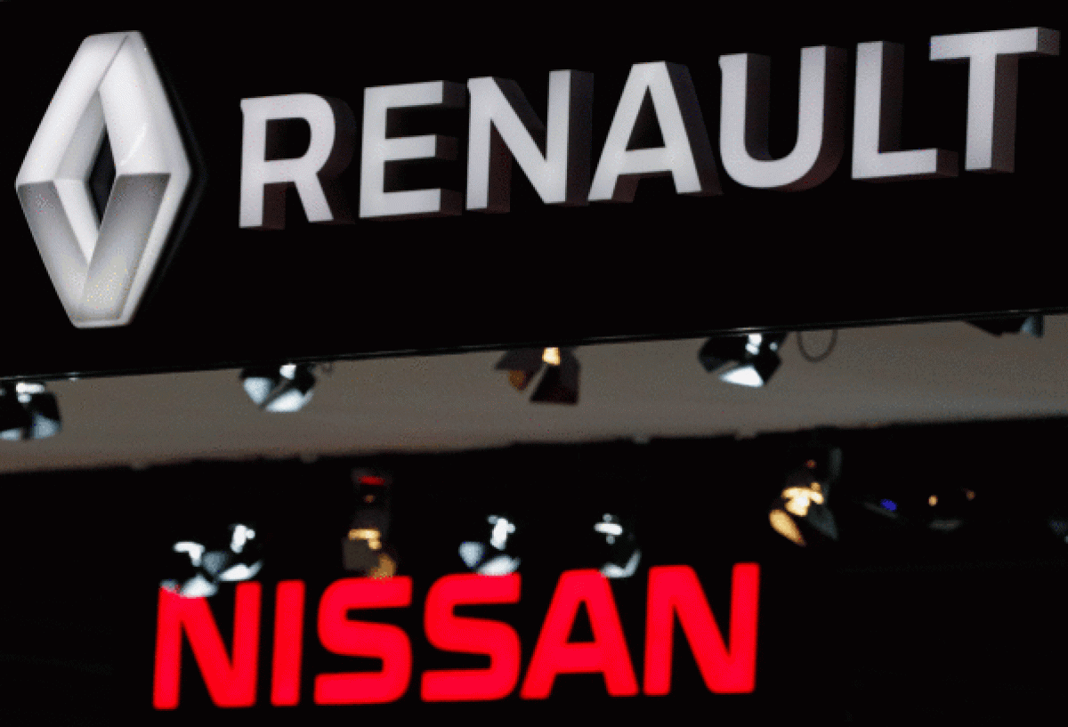 Nissan eta Renaulten logoak, Bruselan, autoen erakuketa batean. STEPHANIE  LECOCQ