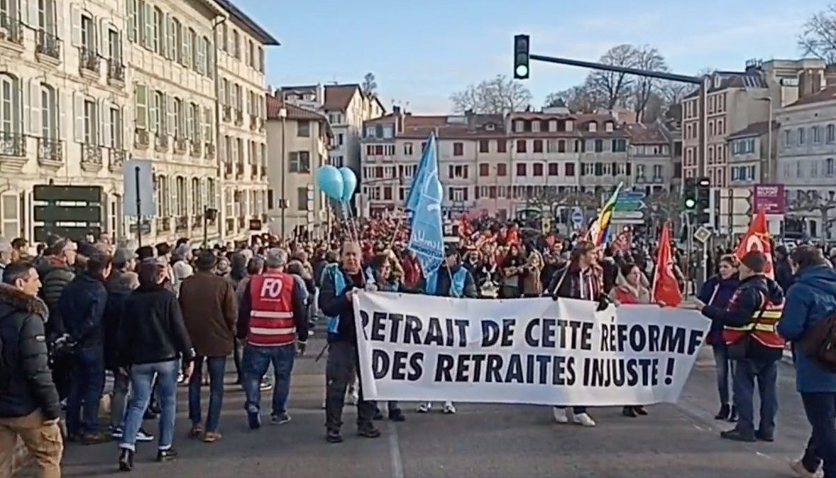 Baionako manifestazioa, 'Erretreten erreforma injustu hau gibelatu!' leloarekin. BERRIA